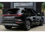 Audi Q6 e-tron S edition quattro 100 kWh | 428 PK | Panoramadak | Trekhaak | 360 camera | Audi Q6 e-tron S edition quattro met 428 PK en een volledig elektrische aandrijflijn met 100 kWh accupakket en quattro vierwielaandrijving, voorzien van een panoramadak met comfortabele rij e