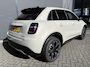 Fiat 600 1.2 Hybrid La Prima Achteruitrijcamera - Airco - Apple carplay - Draadloze telefoonoplader - Parkeersensoren - Navigatie - Keyless start/entry - Dodehoekdetectie - Stoelverwarming - Licht metalen velgen 18 inch - Elektrische ramen - Bluetooth - Cruise control - Led verlichting - Mistlampen - Stuur leder - Stuur multifunctioneel