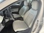 Fiat 600 1.2 Hybrid La Prima Achteruitrijcamera - Airco - Apple carplay - Draadloze telefoonoplader - Parkeersensoren - Navigatie - Keyless start/entry - Dodehoekdetectie - Stoelverwarming - Licht metalen velgen 18 inch - Elektrische ramen - Bluetooth - Cruise control - Led verlichting - Mistlampen - Stuur leder - Stuur multifunctioneel