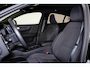 Volvo EC40 Extended Range Plus Black Ed. 82 kWh - Panoramadak - IntelliSafe Assist & Surround - 360º Camera - Verwarmde voorstoelen, stuur & achterbank - Parkeersensoren voor & achter - Elektr. bedienb. bestuurdersstoel met geheugen - Draadloze tel. lader - Extra getint glas - 20' LMV