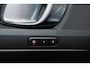 Volvo EC40 Extended Range Plus Black Ed. 82 kWh - Panoramadak - IntelliSafe Assist & Surround - 360º Camera - Verwarmde voorstoelen, stuur & achterbank - Parkeersensoren voor & achter - Elektr. bedienb. bestuurdersstoel met geheugen - Draadloze tel. lader - Extra getint glas - 20' LMV