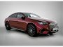 Mercedes-Benz C-klasse 400 4MATIC Launch Edition 94 kWh | Premium pakket | Winterpakket | Rijassistentiepakket Plus | Trekhaak | Panoramisch dak | Augmented Reality navigatie | Sierelementen zwart scheepsdek hout | 20" multispaaks lichtmetalen AMG velgen |