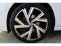Volkswagen Golf 2.0 TDI Style 115PK / 85kW, Dodehoekdetectie (Side Assist), LED Matrix (IQ.Lights), elektrisch verstelbare ErgoActive voorstoel met geheugen- en massagefunctie, adaptieve cruise control (ACC), draadloze telefoonlader, keyless start, parkeerassistent (Park Assist), parkeersensoren voor en achter (PDC), elektrisch verstel-, verwarm- en inklapbare buitenspiegels etc.