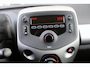 Peugeot 108 1.0 e-VTi ACTIVE AUTOMAAT ZEER LAGE KILOMETERSTAND | MISTLAMPEN VOOR | LED DAGRIJVERLICHTING | PARKEERSENSOREN ACHTER | AIRCO | MULTIFUNCTIONEEL LEDEREN STUURWIEL | BLUETOOTH | CENTRALE VERGRENDELING MET AFSTANDSBEDIENING | ELEKTRISCH BEDIENBARE RAMEN VOOR | KLAPRUITJES ACHTER PORTIEREN | VAN BINNENUIT VERSTELBARE BUITEN SPIEGELS | IN HOOGTE VERSTELBARE BESTUURDERSSTOEL | SCHAKELFLIPPERS ACHTER HET STUUR | USB-A AANSLUITING |