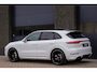 Porsche Cayenne 3.0 E-Hybrid | SoH 91% | SportDesign | Sport Chrono | Pano | Bose | HD Matrix LED PDLS+ | Sportuitlaat | 18 Weg Stoelen | Verwarmd Alcantara Stuurwiel | 22 Inch Turbo GT | PASM Luchtvering | Carplay | Stoelventilatie | Uitgebreid Leder | Dealer Onderhoude