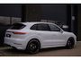 Porsche Cayenne 3.0 E-Hybrid | SoH 91% | SportDesign | Sport Chrono | Pano | Bose | HD Matrix LED PDLS+ | Sportuitlaat | 18 Weg Stoelen | Verwarmd Alcantara Stuurwiel | 22 Inch Turbo GT | PASM Luchtvering | Carplay | Stoelventilatie | Uitgebreid Leder | Dealer Onderhoude
