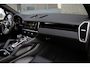 Porsche Cayenne 3.0 E-Hybrid | SoH 91% | SportDesign | Sport Chrono | Pano | Bose | HD Matrix LED PDLS+ | Sportuitlaat | 18 Weg Stoelen | Verwarmd Alcantara Stuurwiel | 22 Inch Turbo GT | PASM Luchtvering | Carplay | Stoelventilatie | Uitgebreid Leder | Dealer Onderhoude