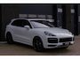 Porsche Cayenne 3.0 E-Hybrid | SoH 91% | SportDesign | Sport Chrono | Pano | Bose | HD Matrix LED PDLS+ | Sportuitlaat | 18 Weg Stoelen | Verwarmd Alcantara Stuurwiel | 22 Inch Turbo GT | PASM Luchtvering | Carplay | Stoelventilatie | Uitgebreid Leder | Dealer Onderhoude