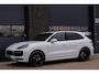 Porsche Cayenne 3.0 E-Hybrid | SoH 91% | SportDesign | Sport Chrono | Pano | Bose | HD Matrix LED PDLS+ | Sportuitlaat | 18 Weg Stoelen | Verwarmd Alcantara Stuurwiel | 22 Inch Turbo GT | PASM Luchtvering | Carplay | Stoelventilatie | Uitgebreid Leder | Dealer Onderhoude