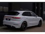 Porsche Cayenne 3.0 E-Hybrid | SoH 91% | SportDesign | Sport Chrono | Pano | Bose | HD Matrix LED PDLS+ | Sportuitlaat | 18 Weg Stoelen | Verwarmd Alcantara Stuurwiel | 22 Inch Turbo GT | PASM Luchtvering | Carplay | Stoelventilatie | Uitgebreid Leder | Dealer Onderhoude