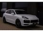 Porsche Cayenne 3.0 E-Hybrid | SoH 91% | SportDesign | Sport Chrono | Pano | Bose | HD Matrix LED PDLS+ | Sportuitlaat | 18 Weg Stoelen | Verwarmd Alcantara Stuurwiel | 22 Inch Turbo GT | PASM Luchtvering | Carplay | Stoelventilatie | Uitgebreid Leder | Dealer Onderhoude