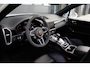 Porsche Cayenne 3.0 E-Hybrid | SoH 91% | SportDesign | Sport Chrono | Pano | Bose | HD Matrix LED PDLS+ | Sportuitlaat | 18 Weg Stoelen | Verwarmd Alcantara Stuurwiel | 22 Inch Turbo GT | PASM Luchtvering | Carplay | Stoelventilatie | Uitgebreid Leder | Dealer Onderhoude