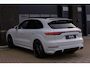 Porsche Cayenne 3.0 E-Hybrid | SoH 91% | SportDesign | Sport Chrono | Pano | Bose | HD Matrix LED PDLS+ | Sportuitlaat | 18 Weg Stoelen | Verwarmd Alcantara Stuurwiel | 22 Inch Turbo GT | PASM Luchtvering | Carplay | Stoelventilatie | Uitgebreid Leder | Dealer Onderhoude
