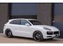 Porsche Cayenne 3.0 E-Hybrid | SoH 91% | SportDesign | Sport Chrono | Pano | Bose | HD Matrix LED PDLS+ | Sportuitlaat | 18 Weg Stoelen | Verwarmd Alcantara Stuurwiel | 22 Inch Turbo GT | PASM Luchtvering | Carplay | Stoelventilatie | Uitgebreid Leder | Dealer Onderhoude