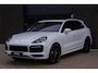Porsche Cayenne 3.0 E-Hybrid | SoH 91% | SportDesign | Sport Chrono | Pano | Bose | HD Matrix LED PDLS+ | Sportuitlaat | 18 Weg Stoelen | Verwarmd Alcantara Stuurwiel | 22 Inch Turbo GT | PASM Luchtvering | Carplay | Stoelventilatie | Uitgebreid Leder | Dealer Onderhoude