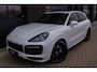 Porsche Cayenne 3.0 E-Hybrid | SoH 91% | SportDesign | Sport Chrono | Pano | Bose | HD Matrix LED PDLS+ | Sportuitlaat | 18 Weg Stoelen | Verwarmd Alcantara Stuurwiel | 22 Inch Turbo GT | PASM Luchtvering | Carplay | Stoelventilatie | Uitgebreid Leder | Dealer Onderhoude