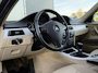BMW 3-Serie BWJ 2011 | 325i 218PK Business Line | TREKHAAK | LEER | NAVI | CLIMA | PDC 2X | CRUISE | LICHTMETAAL | DONKER GLAS |