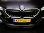 BMW 5-Serie Touring 550e xDrive M-Sport (MAXTON, 4-WIELBESTURING, PANO, HARMAN/KARDON, STOELVENTILATIE, HEAD-UP, SFEERVERLICHTING)