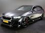 BMW 5-Serie Touring 550e xDrive M-Sport (MAXTON, 4-WIELBESTURING, PANO, HARMAN/KARDON, STOELVENTILATIE, HEAD-UP, SFEERVERLICHTING)