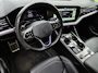 Volkswagen Touareg 3.0 TSi eHybrid 4MOTION R / SOH 86% / Elektrisch wegklapbare trekhaak / Elektrische achterklep / Glazen schuif- en kanteldak / Rondomzicht camera / Stuur- & Stoelverwarming / Trekgewicht 3500 kg / Head Up Display / Adaptief cruise control /