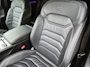 Volkswagen Touareg 3.0 TSi eHybrid 4MOTION R / SOH 86% / Elektrisch wegklapbare trekhaak / Elektrische achterklep / Glazen schuif- en kanteldak / Rondomzicht camera / Stuur- & Stoelverwarming / Trekgewicht 3500 kg / Head Up Display / Adaptief cruise control /