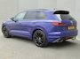 Volkswagen Touareg 3.0 TSi eHybrid 4MOTION R / SOH 86% / Elektrisch wegklapbare trekhaak / Elektrische achterklep / Glazen schuif- en kanteldak / Rondomzicht camera / Stuur- & Stoelverwarming / Trekgewicht 3500 kg / Head Up Display / Adaptief cruise control /