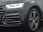 Audi Q5 55 TFSI e Quattro 2x S Line PHEV 367pk Dealer O.H. | SOH 84,8% | Trekhaak Af Fabriek | Luchtvering | Adaptive Cruise | 360 Camera | Head Up | Matrix LED | Alcantara Sportstoelen Memory & Verwarmd | Stuur Verwarmd | Keyless | BLIS | Apple Carp Plug In Hybrid |