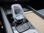Volvo XC60 2.0 T6 Plug-in hybrid AWD Plus Dark | Schuif/kanteldak | Trekhaak | 360 Camera | Harman Kardon Premium Audio | Head-Up Display | Getint Glas | Stoel + Stuurverwarming |