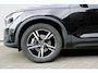 Volvo XC40 B4 Plus Dark | Trekhaak | Verwarmbare voorstoelen en voorruit | Premium audio by Harman Kardon | Apple carplay/Android auto | Adaptieve cruise control |Pilot Assist |
