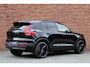 Volvo EX40 Twin Motor Performance Ultra Black Edition | Panoramadak | Elektrisch Verstelbare Voorstoelen | 360 Graden Camera | Adaptieve Bochtverlichting | Pilot Assist | Apple Carplay | Standkachel | 20'' Lichtmetalen Velgen