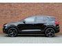 Volvo EX40 Twin Motor Performance Ultra Black Edition | Panoramadak | Elektrisch Verstelbare Voorstoelen | 360 Graden Camera | Adaptieve Bochtverlichting | Pilot Assist | Apple Carplay | Standkachel | 20'' Lichtmetalen Velgen