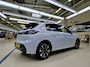 Peugeot 208 Allure 1.2 110Pk Hybrid 8 Jaar Garantie! | Navigatie | Carplay | Clima | Cruise 16'' LMV | GROOT SCHERM! | Parkeersensoren V+A ! | | 10" touchscreen met DAB+ radio en Wireless Mirror Screen (Apple CarPlay / Android Auto ) | 10” HD-touchscreen | 16’’ lichtmetalen velgen ‘NOMA’, afgewerkt in zwart Orbital met glanzende mat