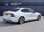 Volvo S60 2.0 B3 R-Design | Incl. 12 maanden garantie | Trekhaak | Achteruitrijcamera | Parkeersensoren | Stoelverwarming | Stuurverwarming | Voorruit verwarmd | Stoelgeheugen | Elektrische verstelbare stoelen | Lichtmetalen velgen | Dodehoekdetectie