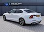 Volvo S60 2.0 B3 R-Design | Incl. 12 maanden garantie | Trekhaak | Achteruitrijcamera | Parkeersensoren | Stoelverwarming | Stuurverwarming | Voorruit verwarmd | Stoelgeheugen | Elektrische verstelbare stoelen | Lichtmetalen velgen | Dodehoekdetectie