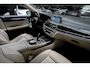BMW 7-Serie 745Le xDrive Executive Lounge HUD 360 ° Matrix ACC Leder Navi PDC Memory seats Elektr. bedienbaar achterklep Sky lounge Stoelventilatie voor & achter Stoelverwarming voor & achter TV tuner Harman Kardon Softclose Entertainment system achter LM velgen