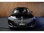 BMW 7-Serie 745Le xDrive Executive Lounge HUD 360 ° Matrix ACC Leder Navi PDC Memory seats Elektr. bedienbaar achterklep Sky lounge Stoelventilatie voor & achter Stoelverwarming voor & achter TV tuner Harman Kardon Softclose Entertainment system achter LM velgen