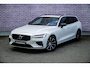 Volvo V60 2.0 T8 Plug-in Hybrid AWD Plus Dark | PHEV Long Range | Trekhaak | Sportstoelen | Panoramadak | Harman Kardon Audio | Head-up Display | 360 Graden Camera | Stoelverwarming voor en achter | Keyless Entry | Elektrische Achterklep | Elektrisch Verstelbare Voorstoelen | Cruise Control Adaptief | BLIS | Google Navigatie | Apple Carplay | Android Auto
