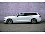 Volvo V60 2.0 T8 Plug-in Hybrid AWD Plus Dark | PHEV Long Range | Trekhaak | Sportstoelen | Panoramadak | Harman Kardon Audio | Head-up Display | 360 Graden Camera | Stoelverwarming voor en achter | Keyless Entry | Elektrische Achterklep | Elektrisch Verstelbare Voorstoelen | Cruise Control Adaptief | BLIS | Google Navigatie | Apple Carplay | Android Auto