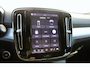 Volvo XC40 B4 Plus Dark | parkeersensoren voor & achter | Achteruitrijcamera | Trekhaak | Verwarmbare voorstoelen, stuurwiel en voorruit | Premium audio by Harman Kardon | Apple carplay/Android auto | All-season banden | Elektrisch verstelbare stoelen met geheugen.