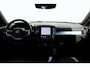 Volvo XC40 B4 Plus Dark | parkeersensoren voor & achter | Achteruitrijcamera | Trekhaak | Verwarmbare voorstoelen, stuurwiel en voorruit | Premium audio by Harman Kardon | Apple carplay/Android auto | All-season banden | Elektrisch verstelbare stoelen met geheugen.