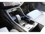 Volvo XC40 B4 Plus Dark | parkeersensoren voor & achter | Achteruitrijcamera | Trekhaak | Verwarmbare voorstoelen, stuurwiel en voorruit | Premium audio by Harman Kardon | Apple carplay/Android auto | All-season banden | Elektrisch verstelbare stoelen met geheugen.