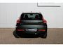 Volvo XC40 B4 Plus Dark | parkeersensoren voor & achter | Achteruitrijcamera | Trekhaak | Verwarmbare voorstoelen, stuurwiel en voorruit | Premium audio by Harman Kardon | Apple carplay/Android auto | All-season banden | Elektrisch verstelbare stoelen met geheugen.