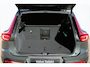 Volvo XC40 B4 Plus Dark | parkeersensoren voor & achter | Achteruitrijcamera | Trekhaak | Verwarmbare voorstoelen, stuurwiel en voorruit | Premium audio by Harman Kardon | Apple carplay/Android auto | All-season banden | Elektrisch verstelbare stoelen met geheugen.