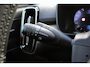 Volvo XC40 B4 Plus Dark | parkeersensoren voor & achter | Achteruitrijcamera | Trekhaak | Verwarmbare voorstoelen, stuurwiel en voorruit | Premium audio by Harman Kardon | Apple carplay/Android auto | All-season banden | Elektrisch verstelbare stoelen met geheugen.