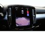 Volvo XC40 B4 Plus Dark | parkeersensoren voor & achter | Achteruitrijcamera | Trekhaak | Verwarmbare voorstoelen, stuurwiel en voorruit | Premium audio by Harman Kardon | Apple carplay/Android auto | All-season banden | Elektrisch verstelbare stoelen met geheugen.