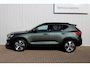 Volvo XC40 B4 Plus Dark | parkeersensoren voor & achter | Achteruitrijcamera | Trekhaak | Verwarmbare voorstoelen, stuurwiel en voorruit | Premium audio by Harman Kardon | Apple carplay/Android auto | All-season banden | Elektrisch verstelbare stoelen met geheugen.