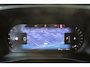 Volvo XC40 B4 Plus Dark | parkeersensoren voor & achter | Achteruitrijcamera | Trekhaak | Verwarmbare voorstoelen, stuurwiel en voorruit | Premium audio by Harman Kardon | Apple carplay/Android auto | All-season banden | Elektrisch verstelbare stoelen met geheugen.