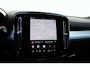 Volvo XC40 B4 Plus Dark | parkeersensoren voor & achter | Achteruitrijcamera | Trekhaak | Verwarmbare voorstoelen, stuurwiel en voorruit | Premium audio by Harman Kardon | Apple carplay/Android auto | All-season banden | Elektrisch verstelbare stoelen met geheugen.
