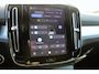 Volvo XC40 B4 Plus Dark | parkeersensoren voor & achter | Achteruitrijcamera | Trekhaak | Verwarmbare voorstoelen, stuurwiel en voorruit | Premium audio by Harman Kardon | Apple carplay/Android auto | All-season banden | Elektrisch verstelbare stoelen met geheugen.