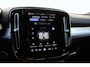 Volvo XC40 B4 Plus Dark | parkeersensoren voor & achter | Achteruitrijcamera | Trekhaak | Verwarmbare voorstoelen, stuurwiel en voorruit | Premium audio by Harman Kardon | Apple carplay/Android auto | All-season banden | Elektrisch verstelbare stoelen met geheugen.